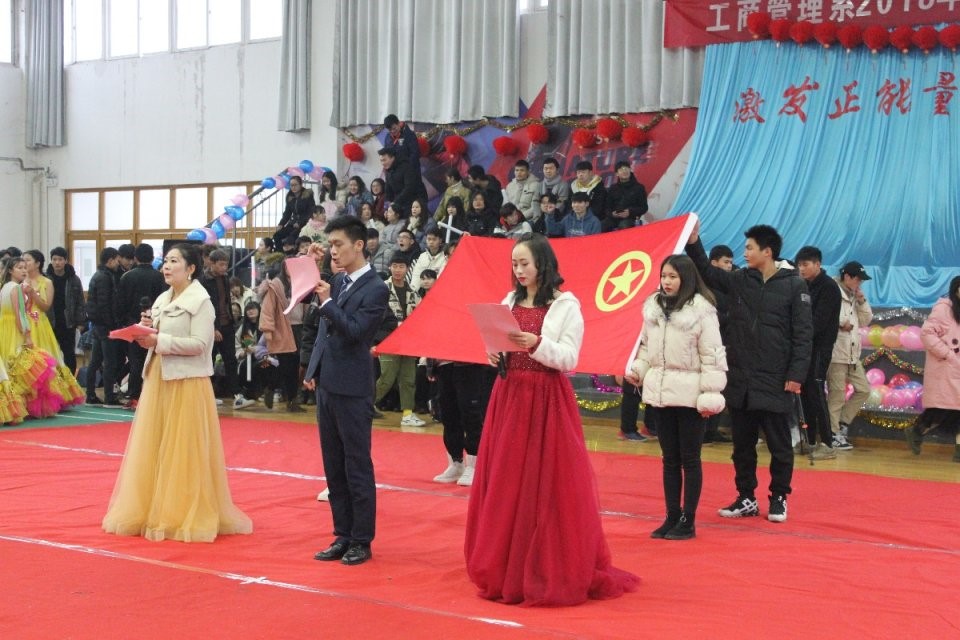 全体起立奏唱国歌